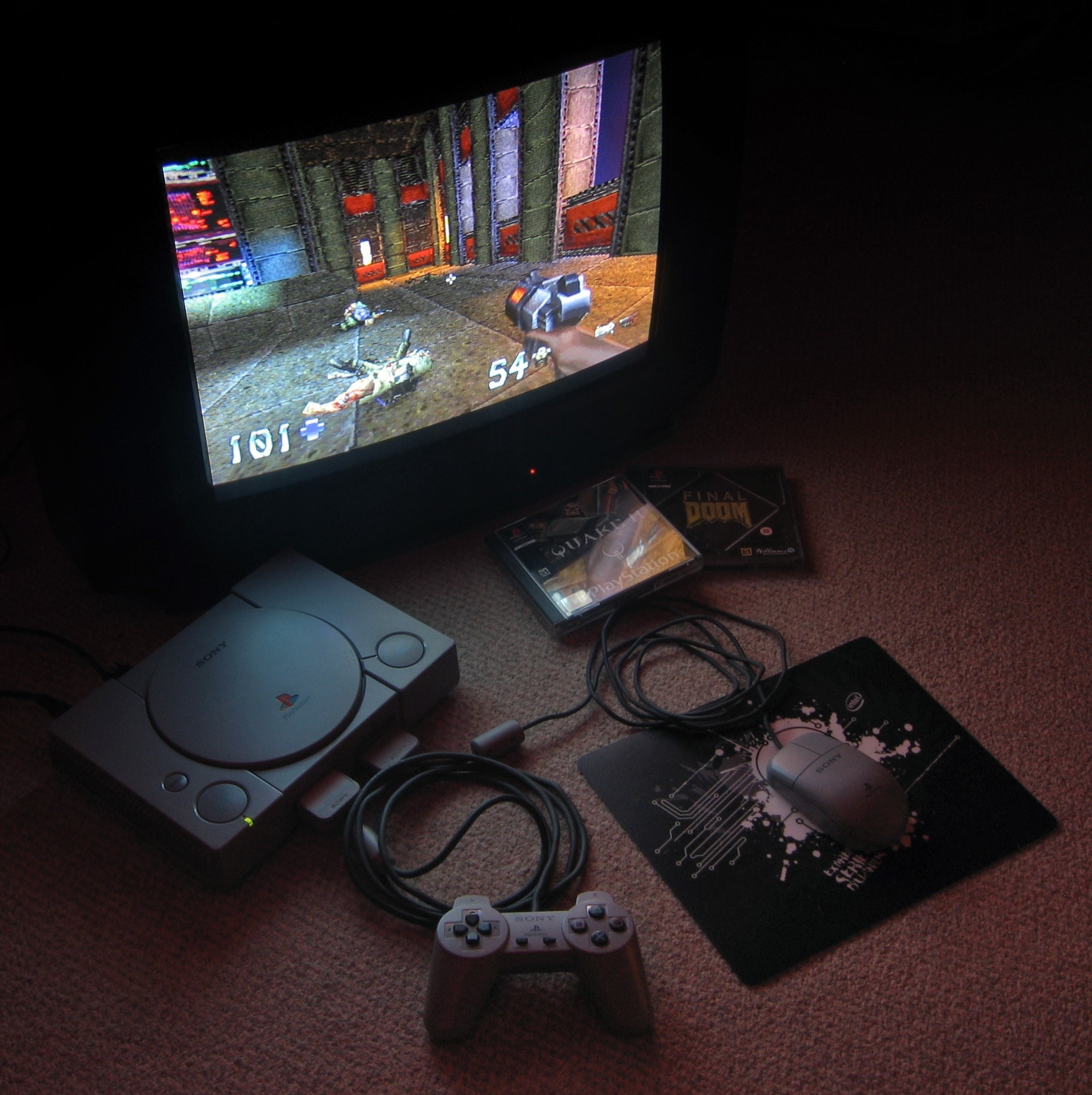 За пересування все ще відповідав геймпад у першому слоті, а от управління камерою здійснювалось мишкою з другого порту. Не зовсім ПК-схема управління, але набагато краще за простий геймпад.